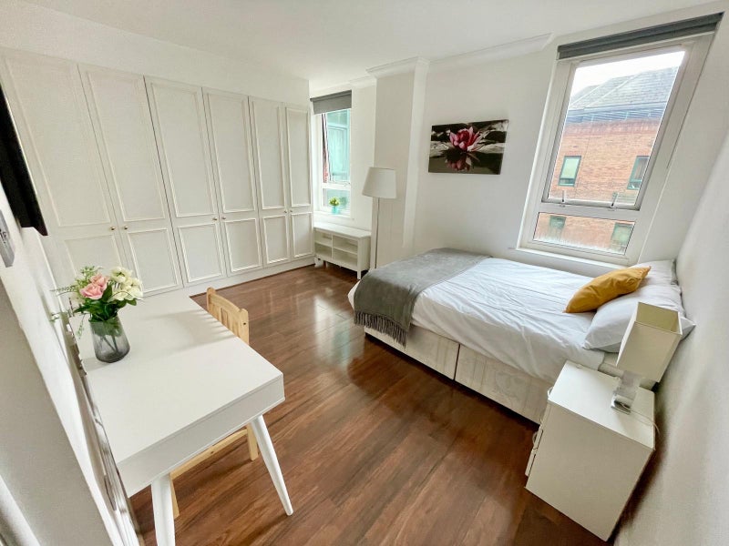 Photo 1: Ensuite