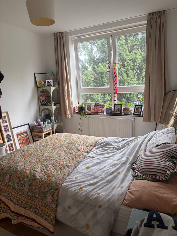 Photo 1: Double bedroom