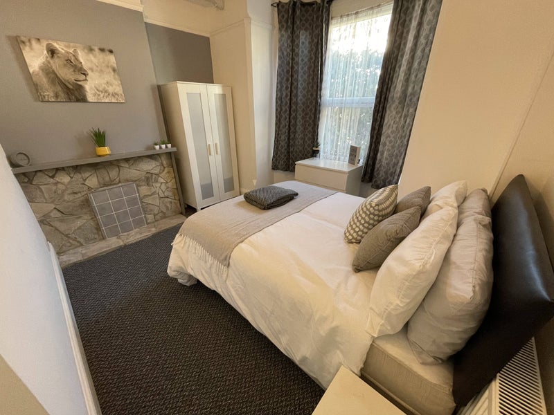 Photo 1: Room 1 w/ Ensuite
