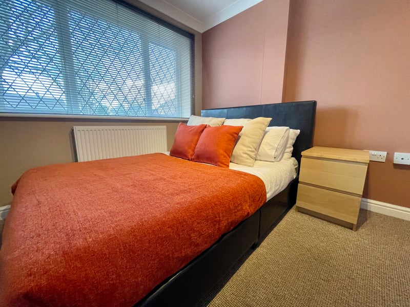 Photo 1: Room Room