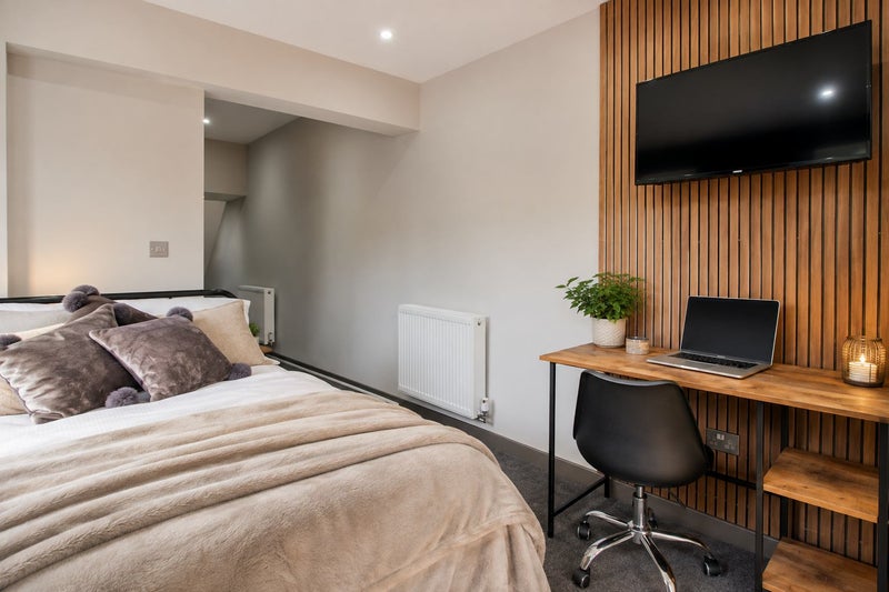 Photo 1: Room 2 Ensuite Ground Floor