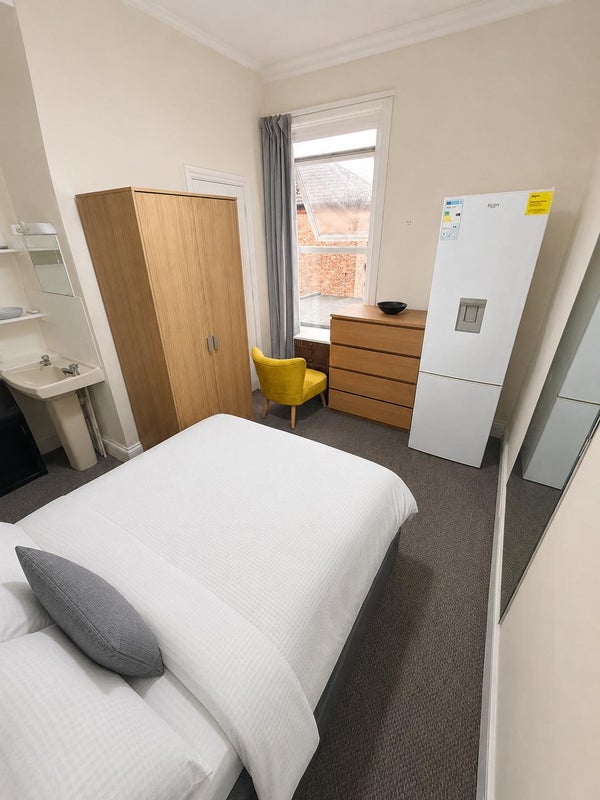Photo 1: Available ensuite room