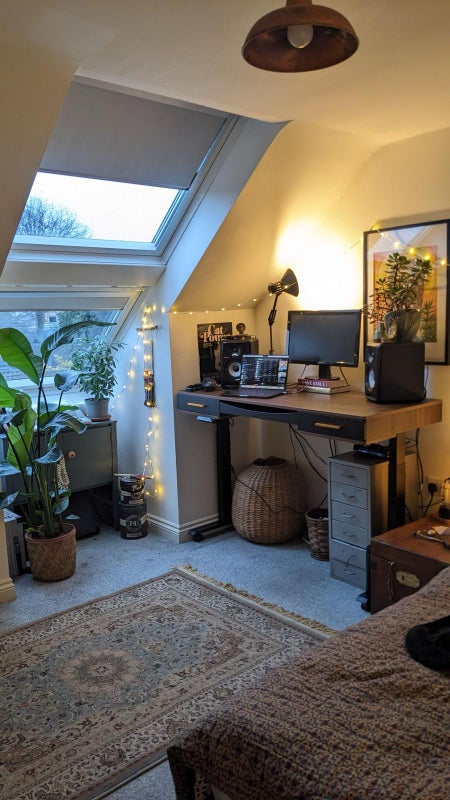 Photo 1: Room available
