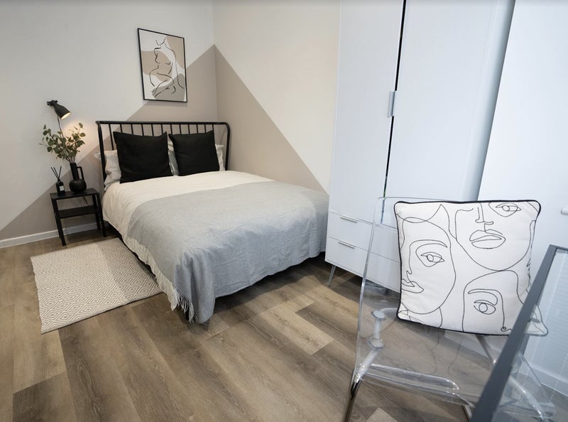 Photo 1: Room 1