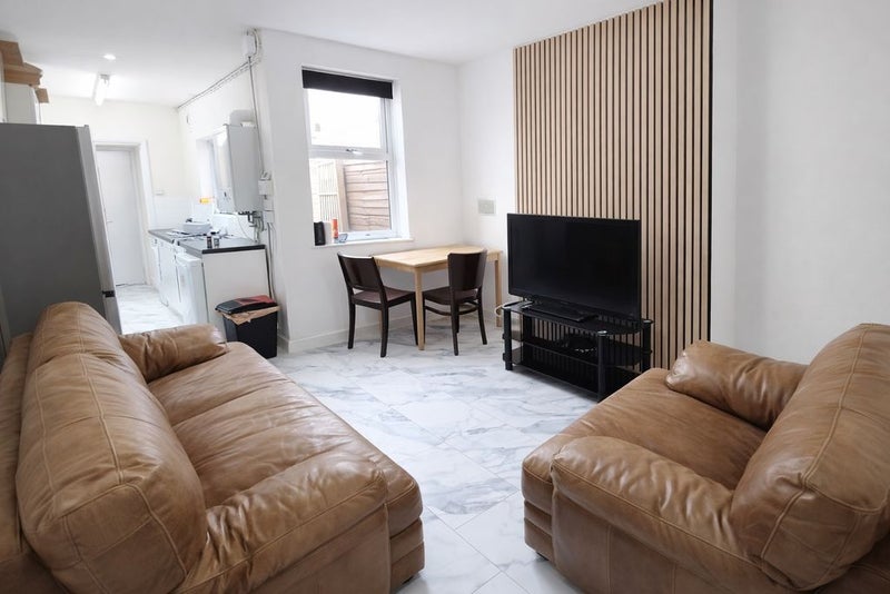 Photo 1: Lounge