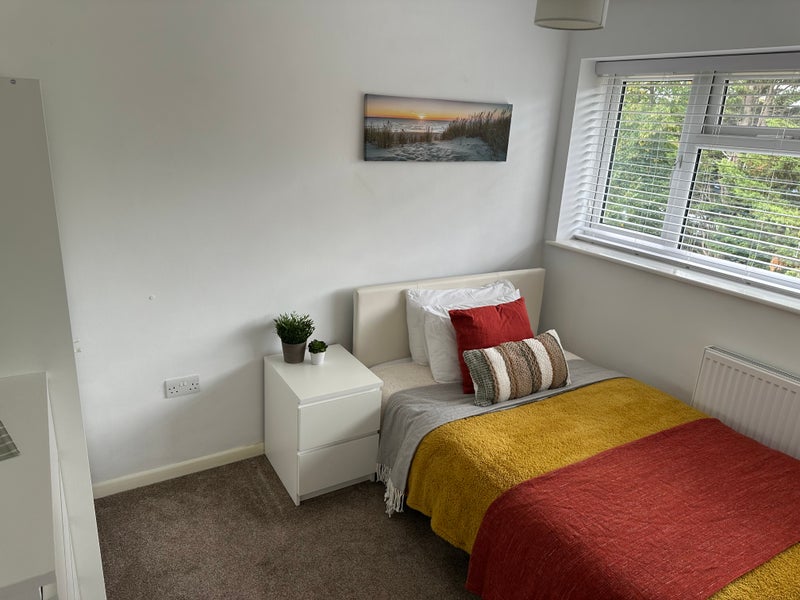Photo 1: Bedroom