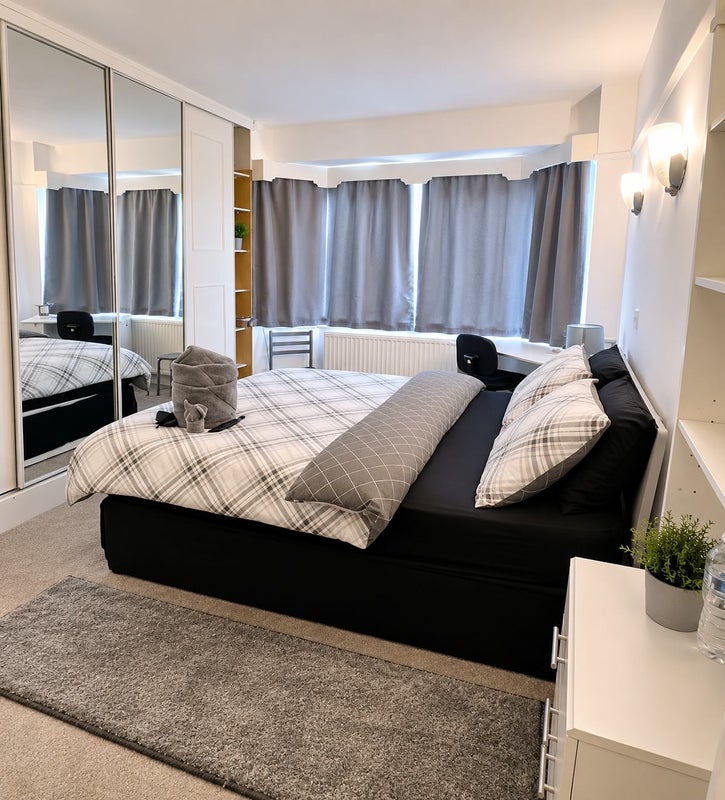 Photo 1: Double Bedroom