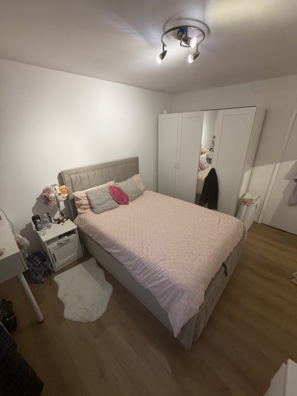Photo 1: Bedroom 
