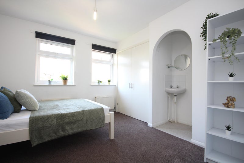 Photo 1: ROOM 5 - AVAILABLE 18/09/2026