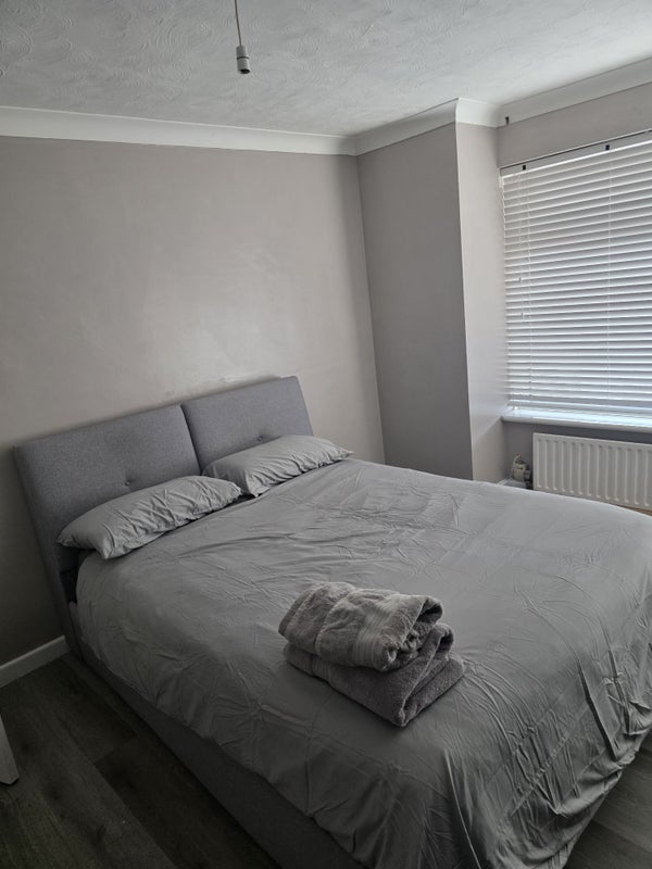 Photo 1: Bedroom 