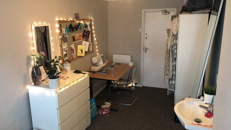 Photo 1: Double bedroom