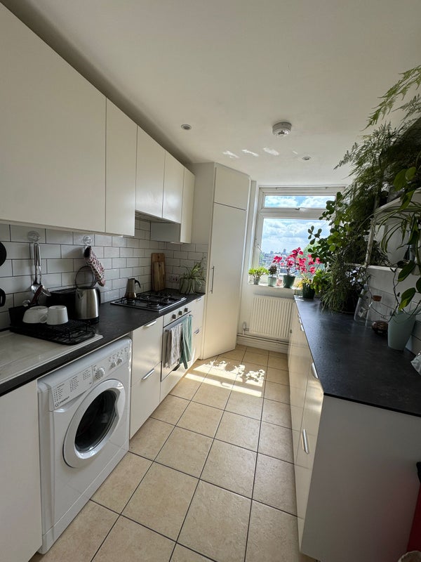 Photo 1: kitchen