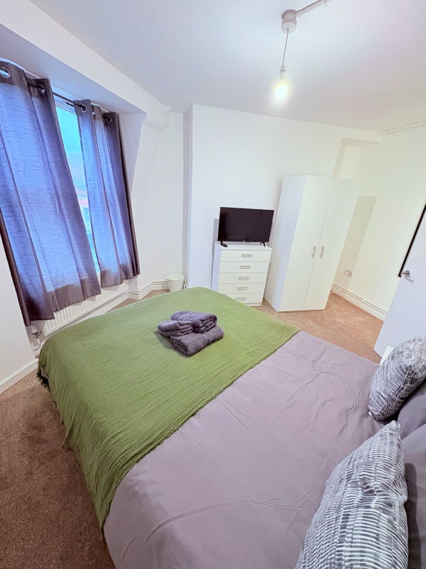 Photo 1: Double Bedroom 1