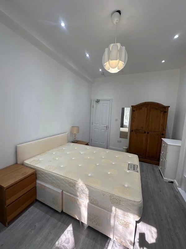 Photo 1: Room 1 Bedroom