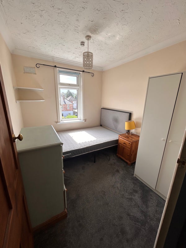 Photo 1: Small bedroom 