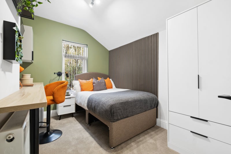 Photo 1: STUNNING ENSUITE BEDROOM