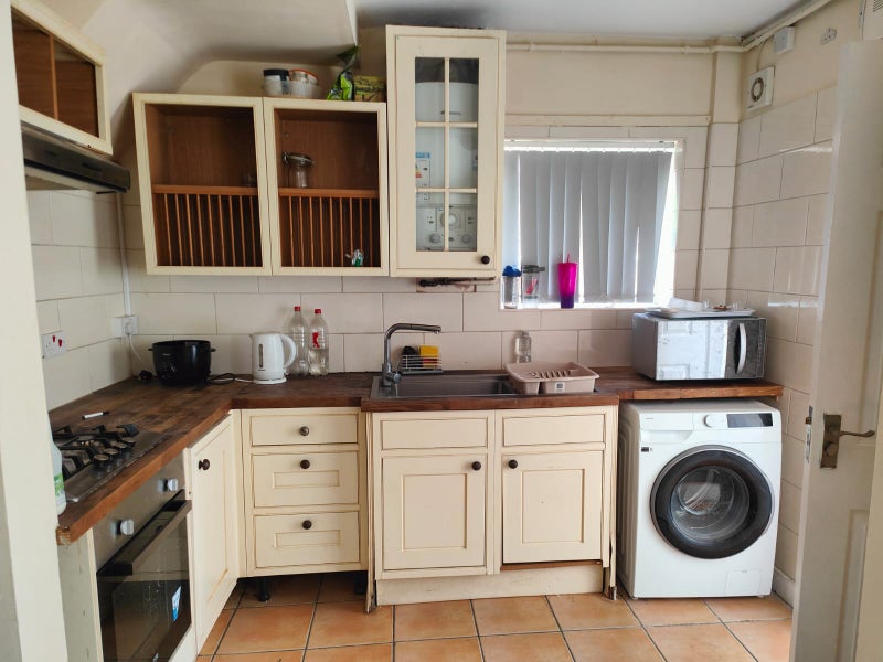 Photo 1: Kitchen