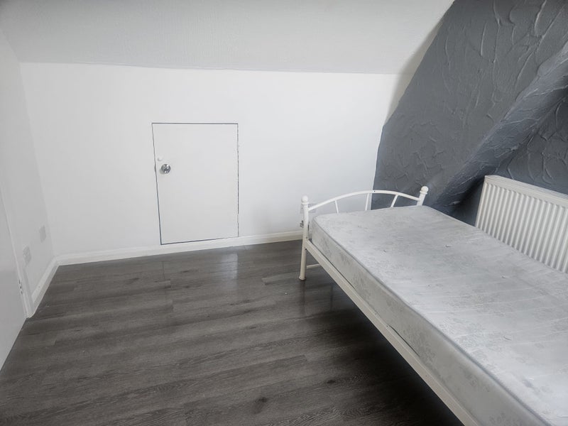 Photo 1: Room