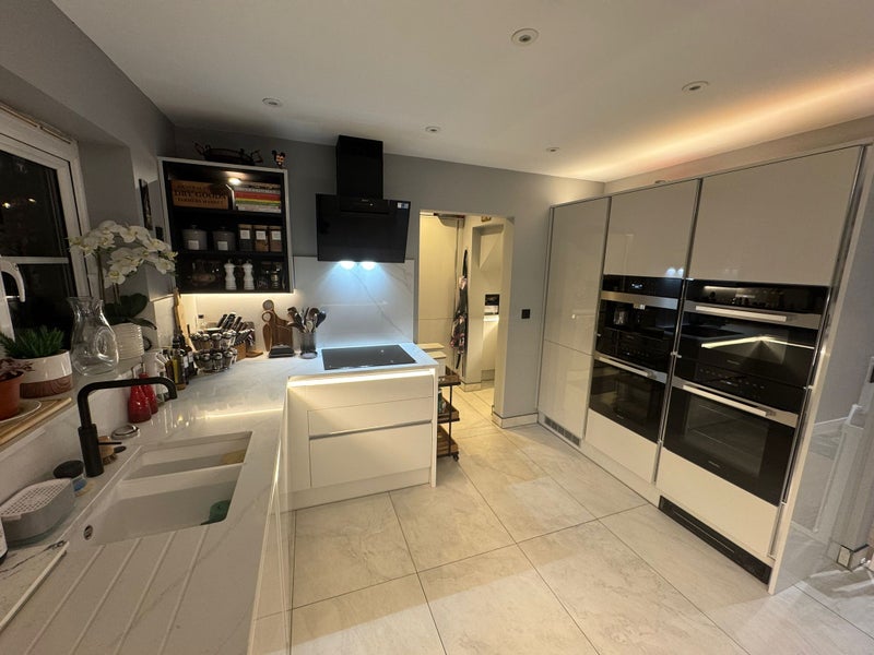 Photo 1: Modern fully-equipped kitchen