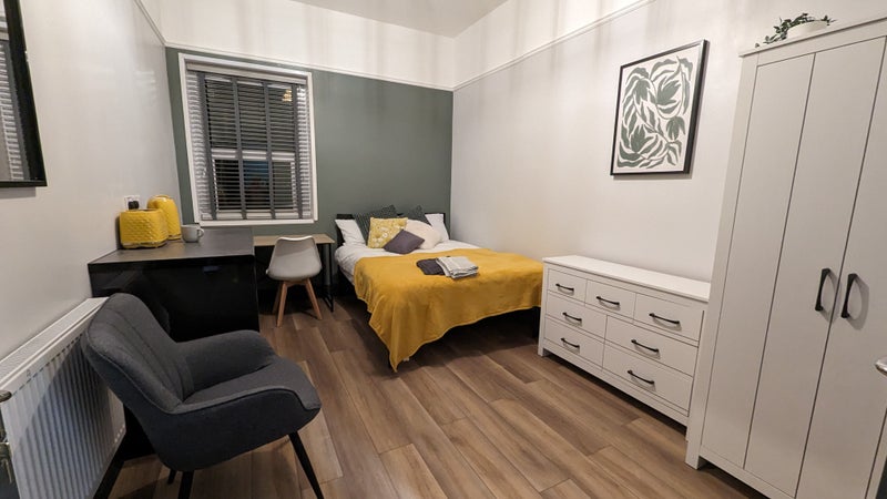 Photo 1: Room 4
