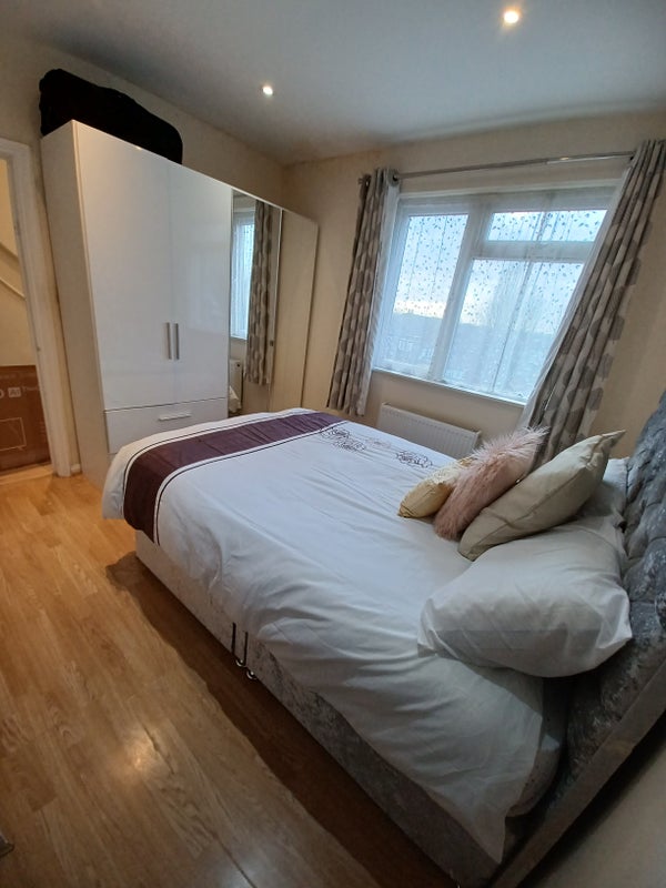 Photo 1: Bedroom with 3 wardrobes