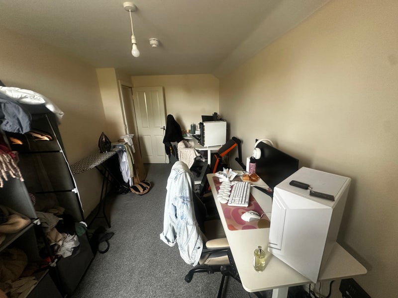 Photo 1: 2nd bedroom for rent