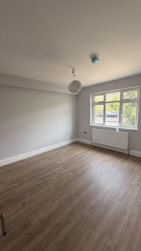 Photo 1: Room 4