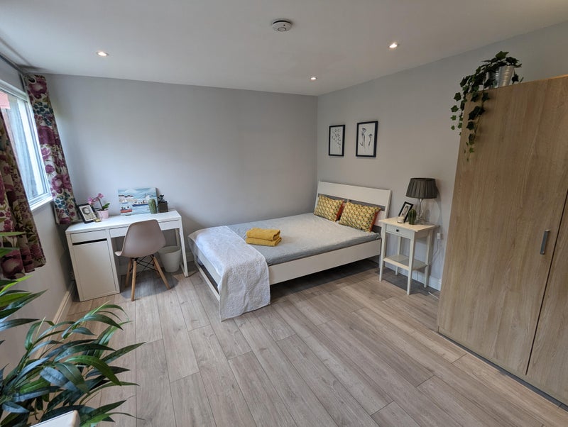 Photo 1: Room 1