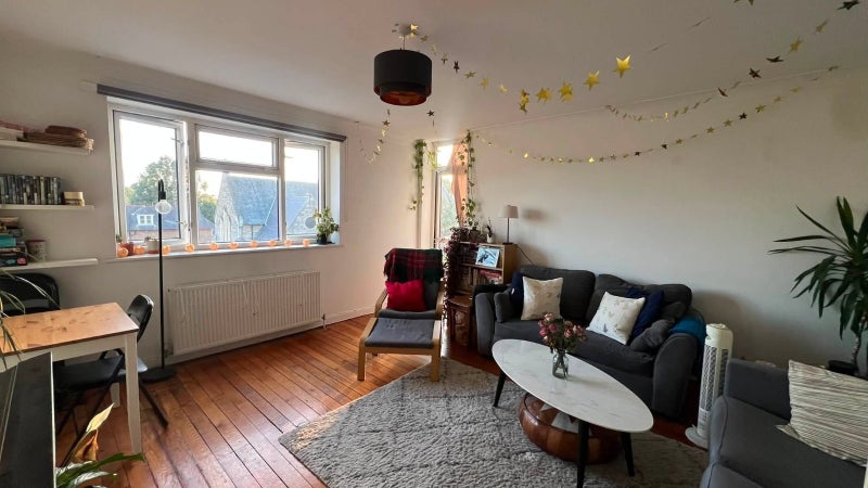 Photo 1: Lounge