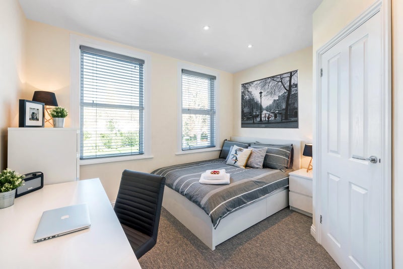 Photo 1: Bedroom
