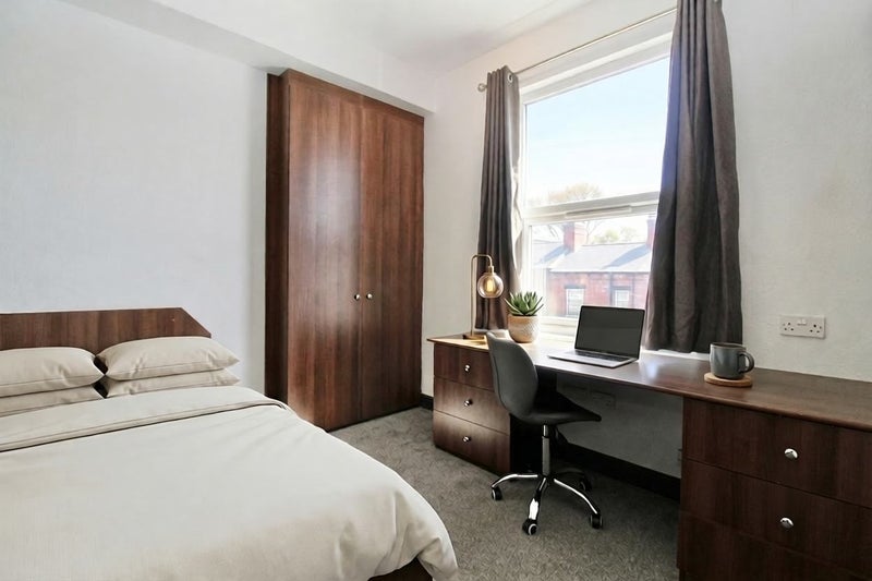 Photo 1: Room 5