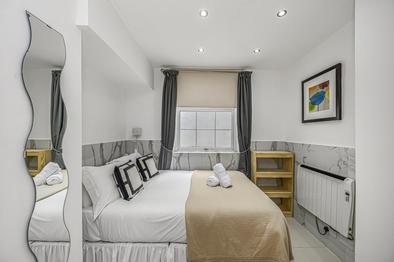 Photo 1: Room 1