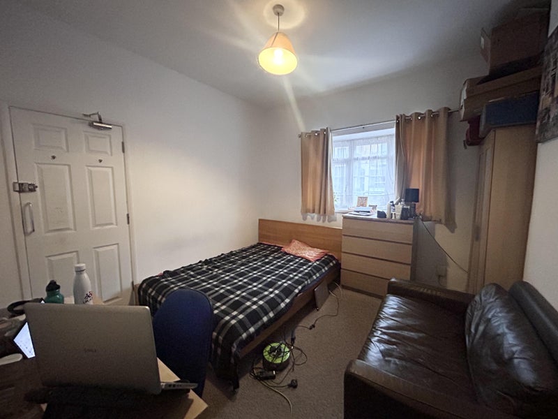 Photo 1: Room 1 - Available 1st Nov