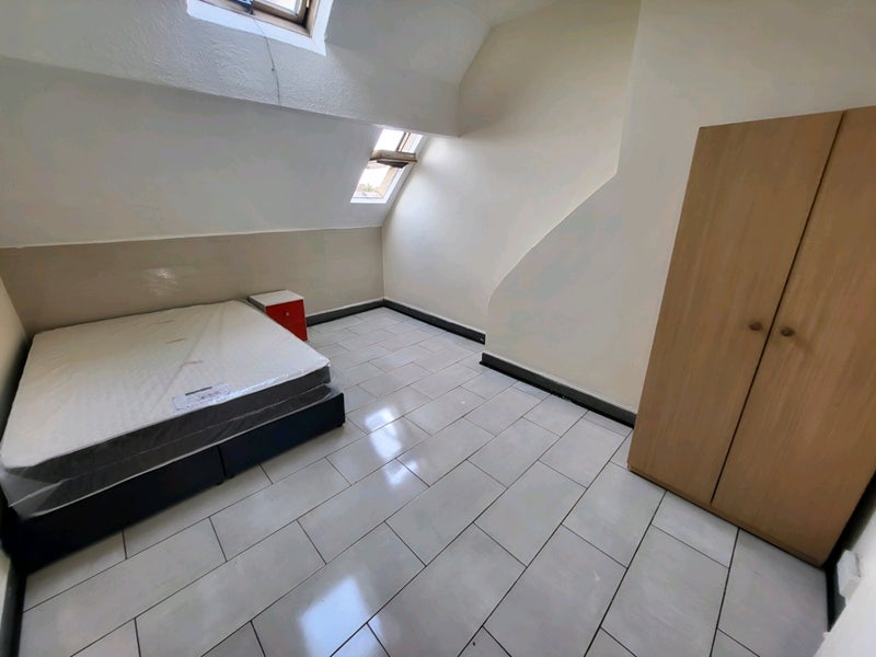 Photo 1: Room side 1