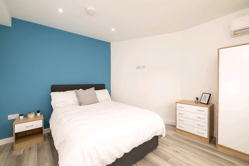 Photo 1: ROOM 2 - TO LET