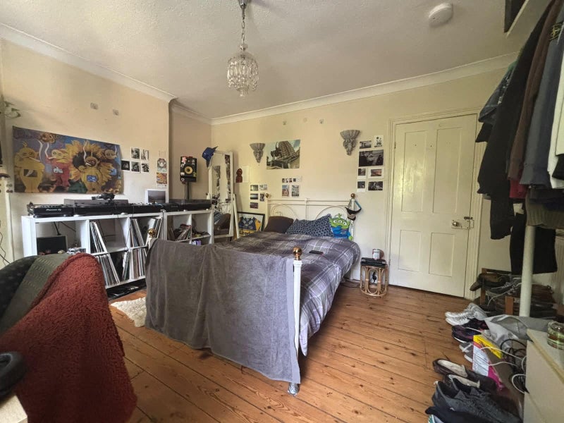 Photo 1: Room 1
