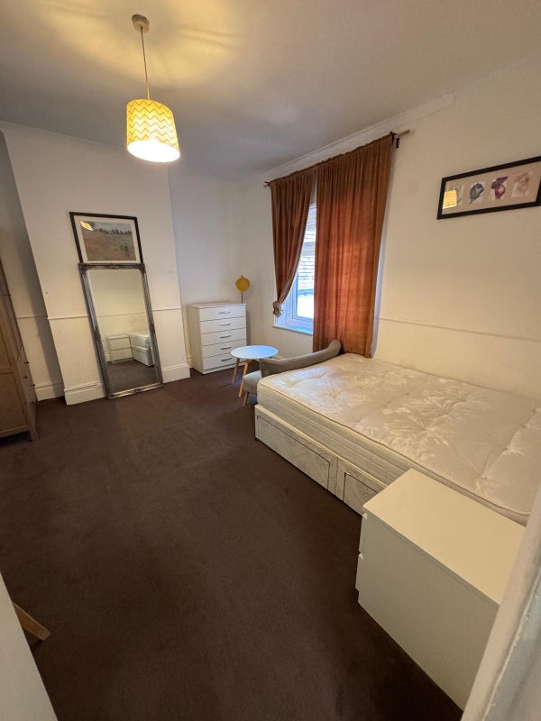 Photo 1: ROOM 4