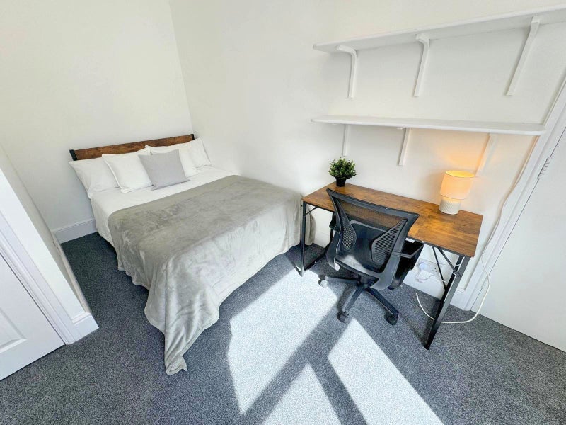 Photo 1: Room 3 En Suite