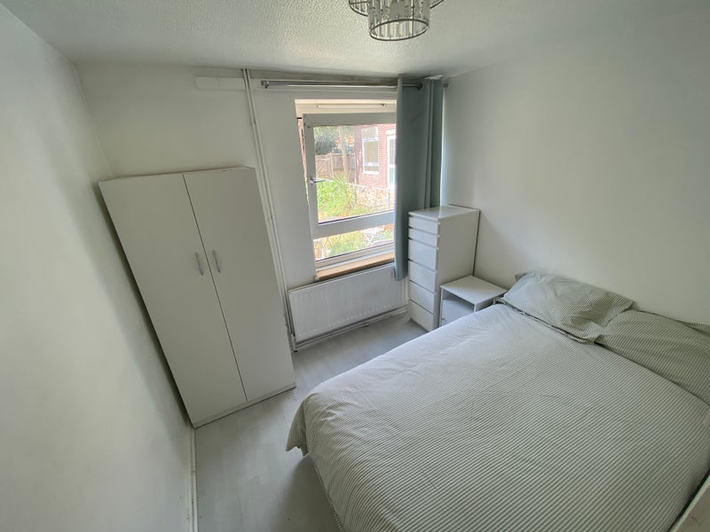Photo 1: 750pcm ROOM 1 available now