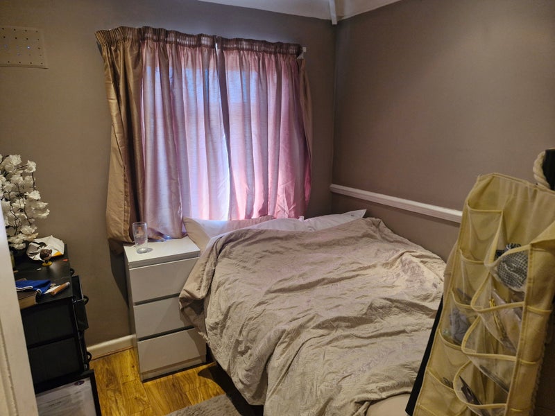 Photo 1: Room to let