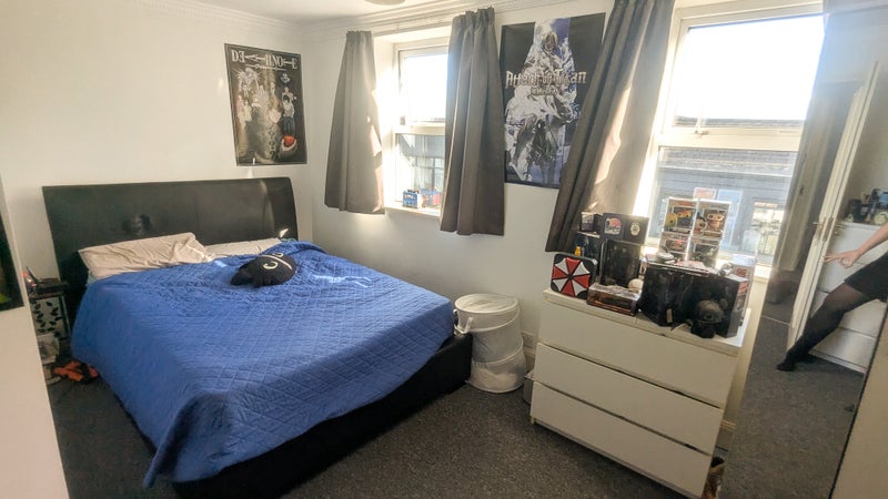 Photo 1: Double bedroom