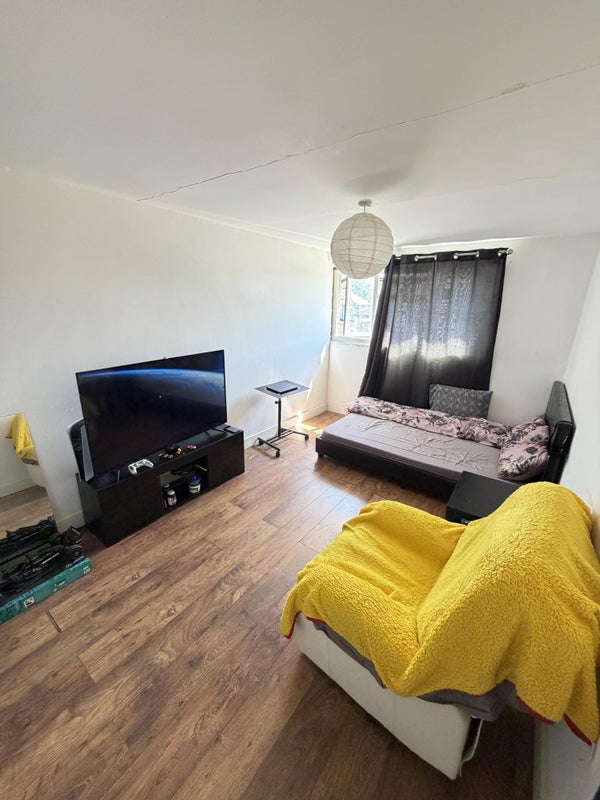 Photo 1: Bedroom