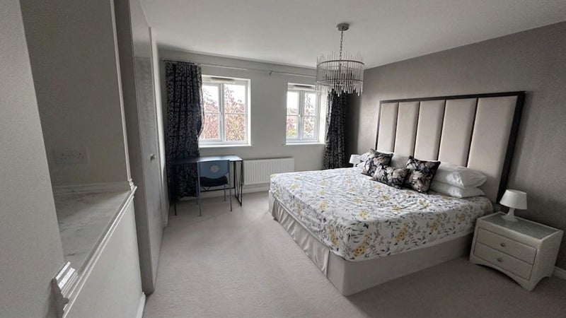 Photo 1: Bedroom