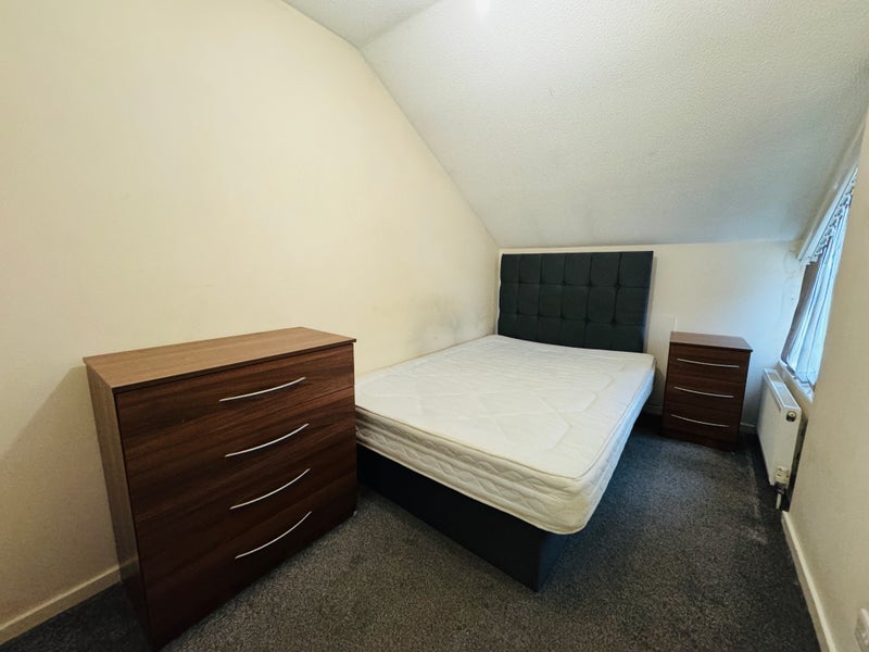 Photo 1: Room - C