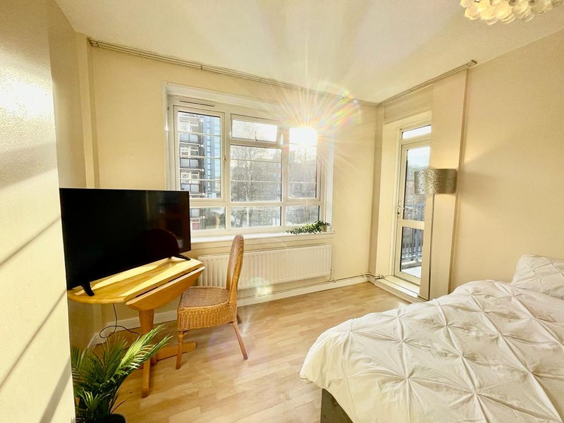 Photo 1: XL-size double room for single use: £285pw/1235pcm