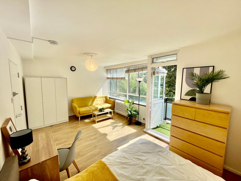 Photo 1: XXL room with private balcony - 320pw/335pw single/couples 1386pcm/1451pcm
