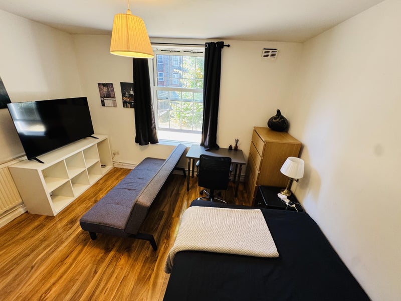 Photo 1: Advertised Room