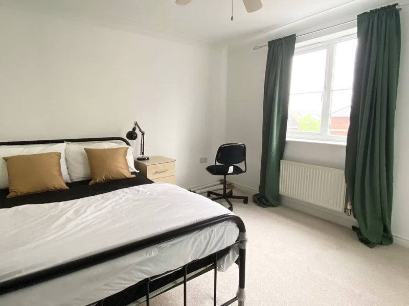 Photo 1: £685 ensuite room