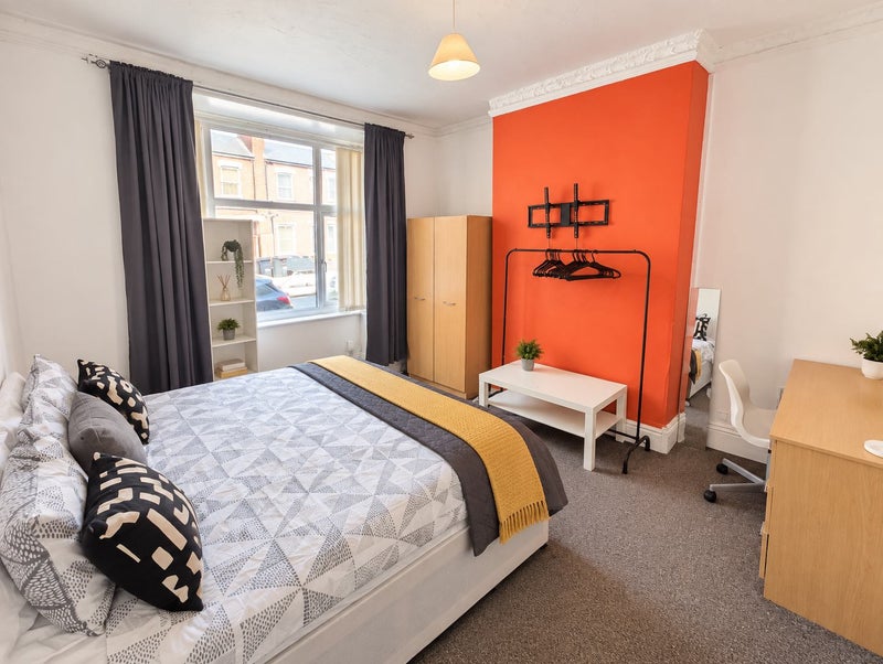 Photo 1: Room 1