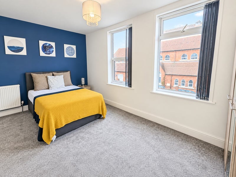 Photo 1: Room 3 En Suite